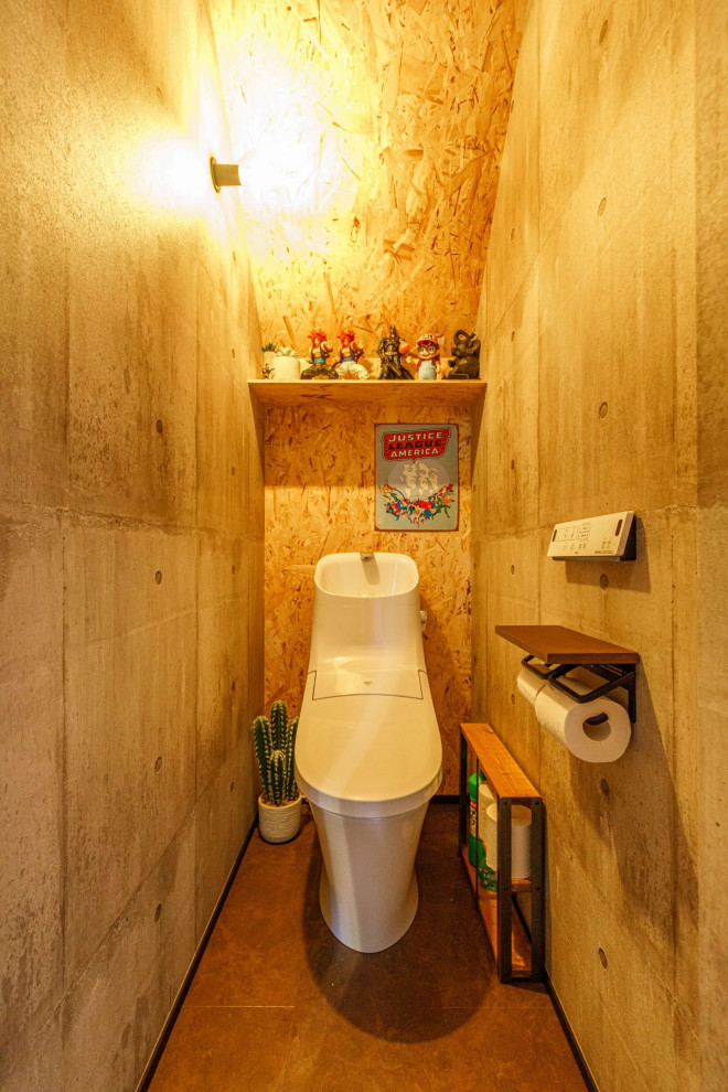 Ejemplo de aseo industrial de tamaño medio con sanitario de una pieza, paredes grises, suelo de baldosas de porcelana, lavabo integrado, suelo marrón, madera y papel pintado