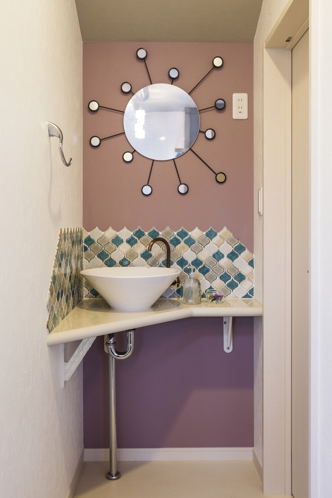 東京23区にある小さなコンテンポラリースタイルのおしゃれなトイレ・洗面所 (紫の壁、ベッセル式洗面器、ベージュの床) の写真
