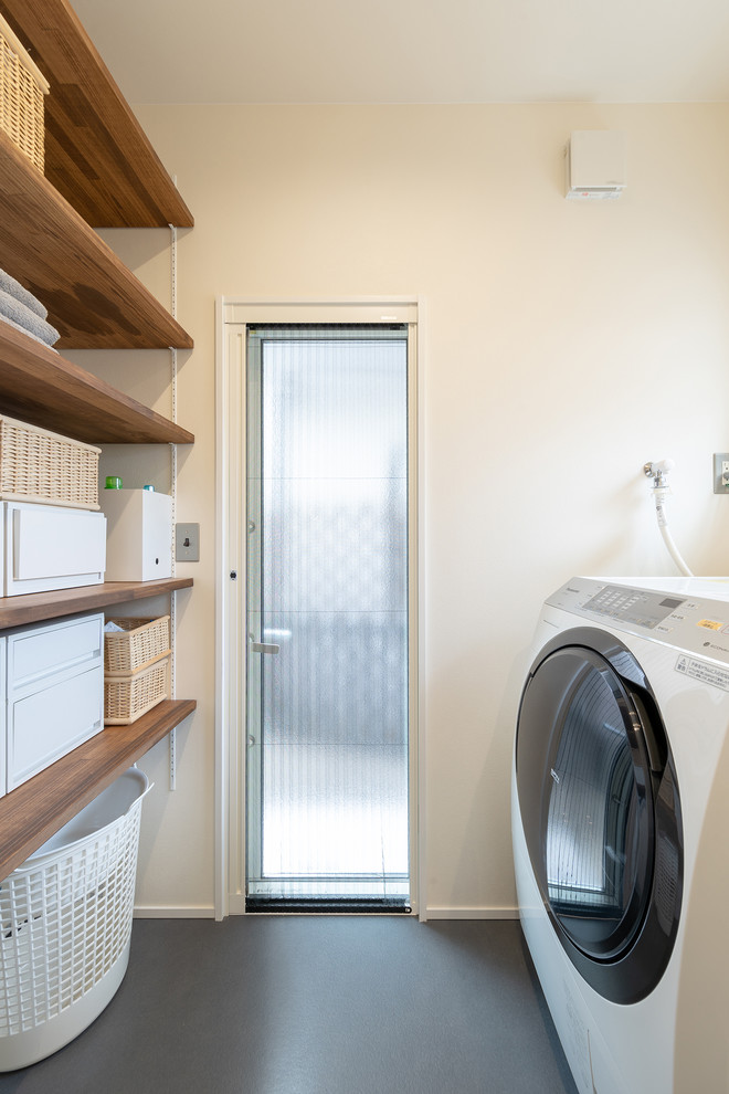 Foto di una lavanderia con nessun'anta, pareti bianche, pavimento in vinile e pavimento grigio