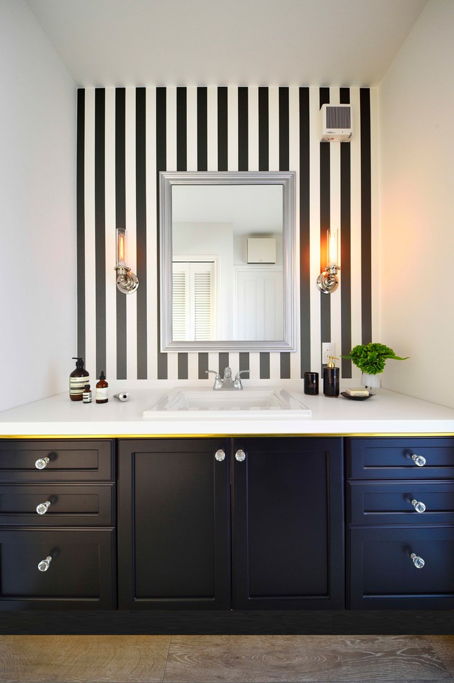 Inspiration för ett vintage toalett, med luckor med infälld panel, svarta skåp, vita väggar, ett nedsänkt handfat och brunt golv