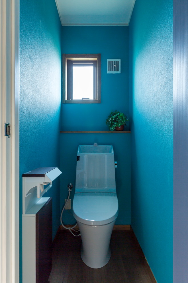 Ispirazione per un bagno di servizio minimal con pareti blu, pavimento in legno massello medio e pavimento marrone