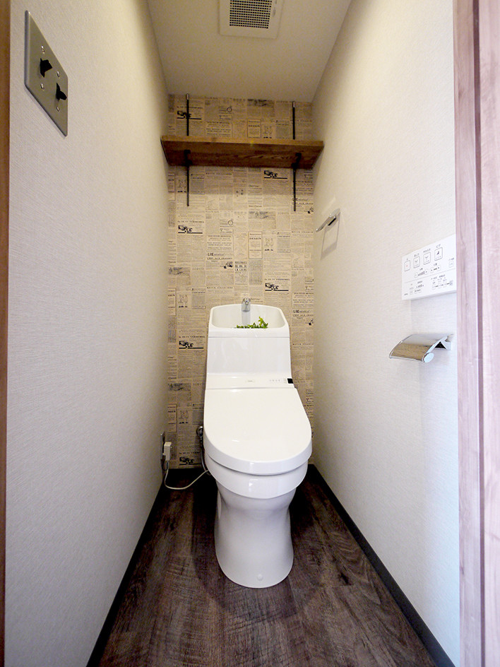 Esempio di un bagno di servizio stile rurale con WC monopezzo, pareti beige, pavimento con piastrelle in ceramica e pavimento marrone