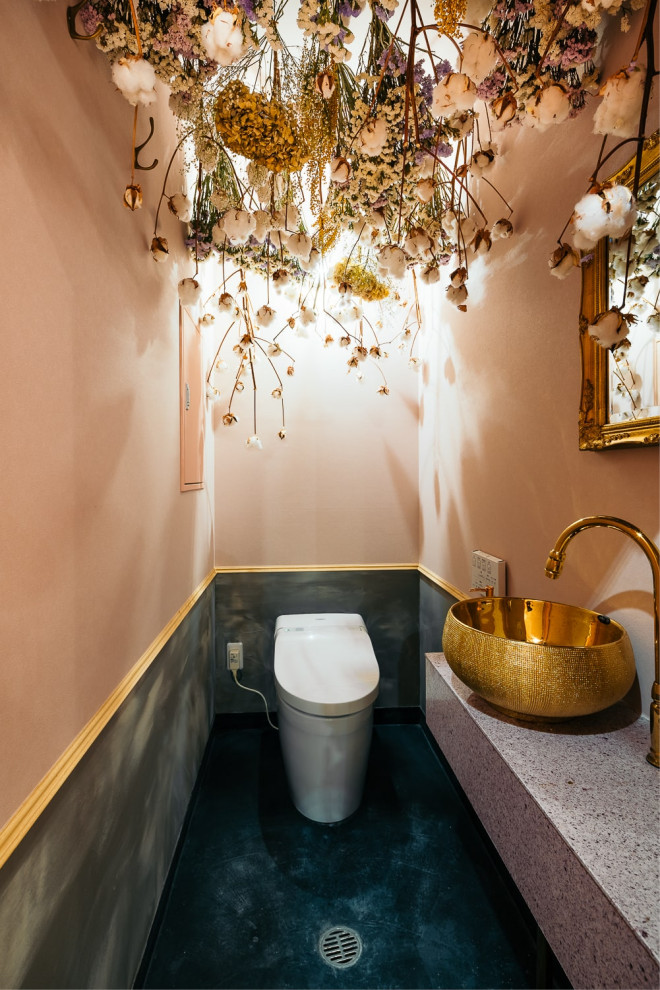 Aménagement d'un WC suspendu contemporain de taille moyenne avec un mur multicolore, une vasque, un plan de toilette en granite, un sol vert, un plan de toilette gris et meuble-lavabo suspendu.