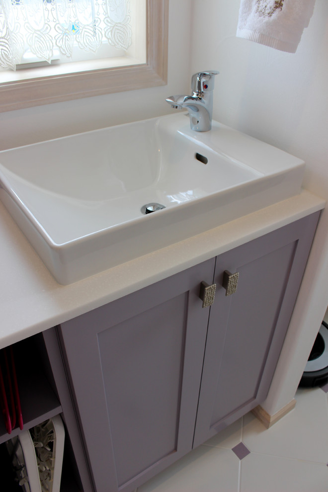 Idee per un piccolo bagno di servizio chic con ante in stile shaker, pareti bianche, pavimento con piastrelle in ceramica, lavabo a bacinella e ante viola