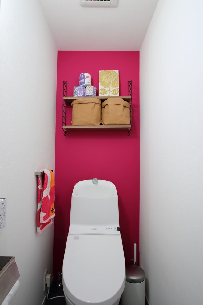 東京23区にあるモダンスタイルのおしゃれなトイレ・洗面所 (ピンクの壁) の写真