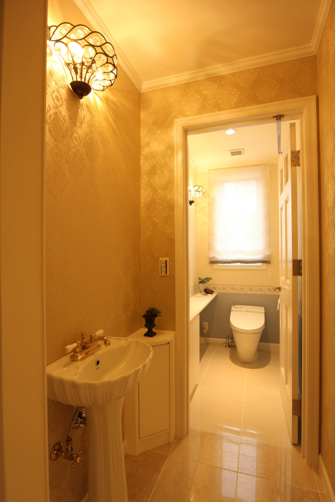 Idéer för mellanstora vintage vitt toaletter, med släta luckor, vita skåp, en toalettstol med hel cisternkåpa, vita väggar, klinkergolv i keramik, ett nedsänkt handfat, bänkskiva i akrylsten och vitt golv