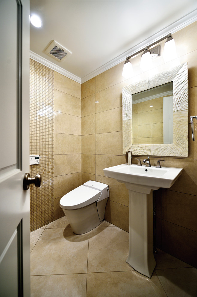 Esempio di un bagno di servizio vittoriano con pareti beige, lavabo a colonna, pavimento beige, WC monopezzo, piastrelle beige, piastrelle in gres porcellanato e pavimento in gres porcellanato