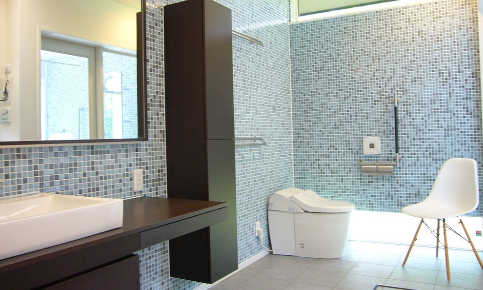 Пример оригинального дизайна: туалет в стиле ретро с синей плиткой, плиткой мозаикой и полом из керамогранита