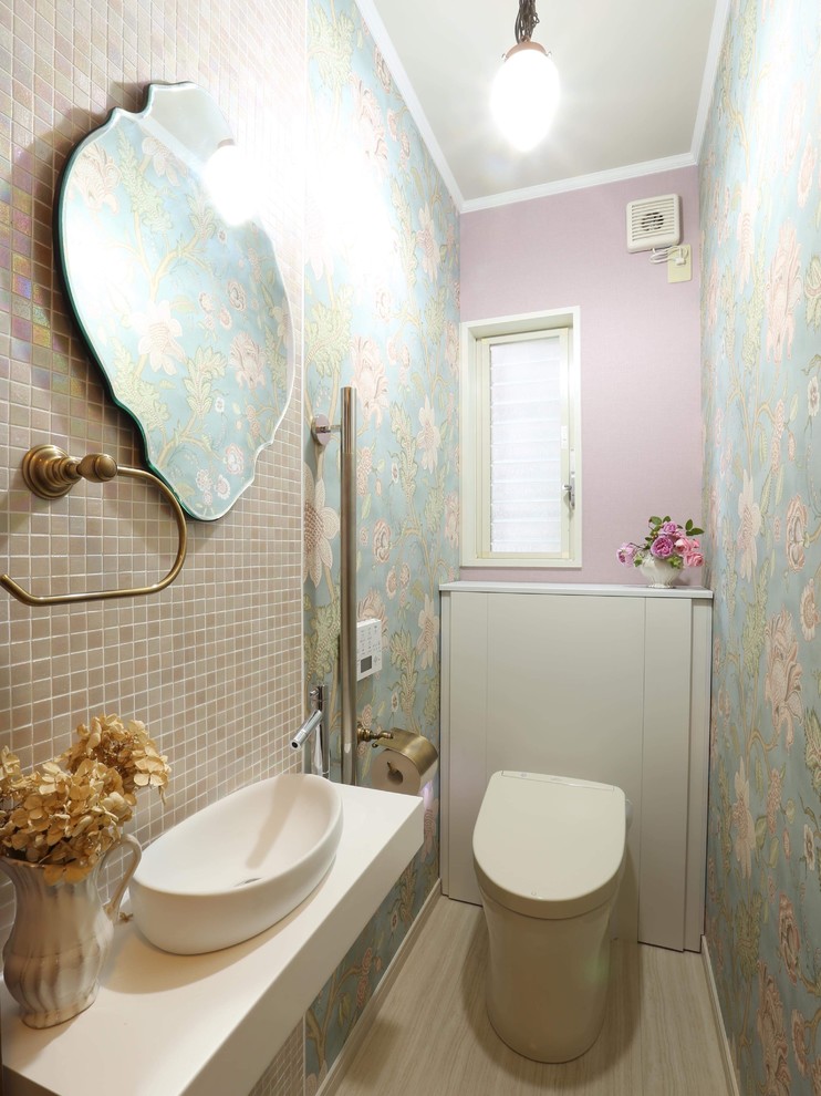Diseño de aseo clásico con baldosas y/o azulejos en mosaico, paredes rosas, suelo de baldosas de cerámica, suelo blanco, papel pintado y papel pintado