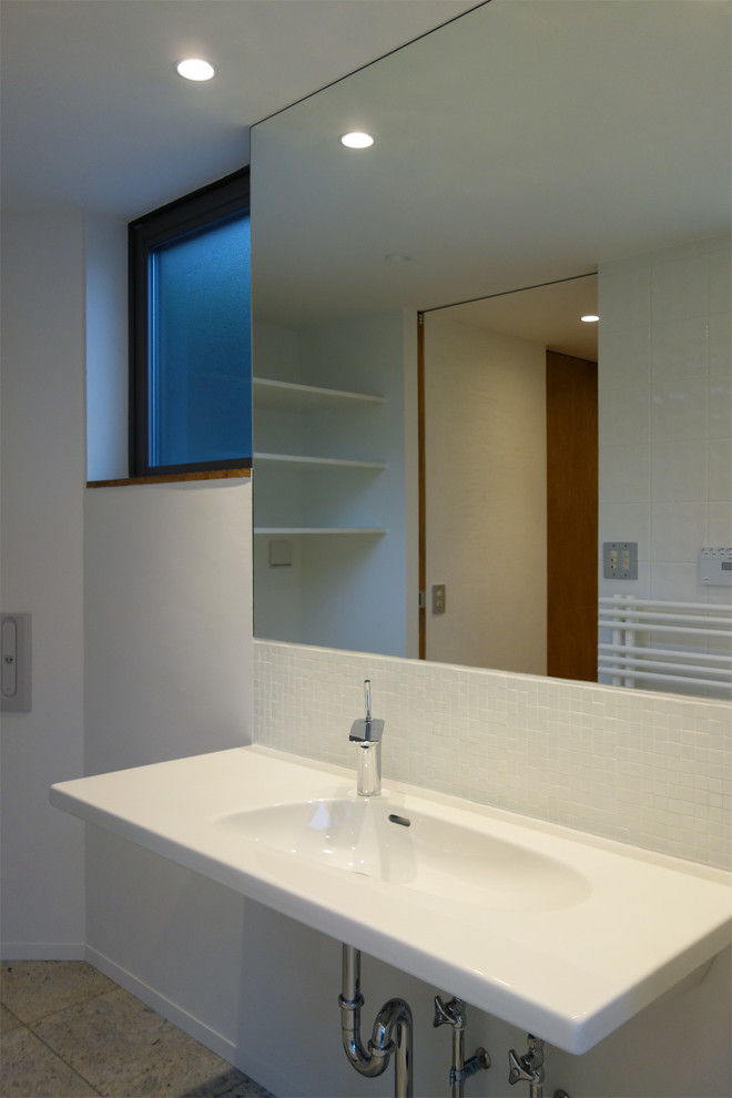 Ejemplo de aseo minimalista con baldosas y/o azulejos blancos, baldosas y/o azulejos en mosaico, paredes blancas, suelo de pizarra y lavabo integrado