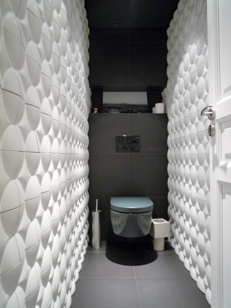 Moderne Gästetoilette mit weißer Wandfarbe, Keramikboden und Wandtoilette in Sonstige