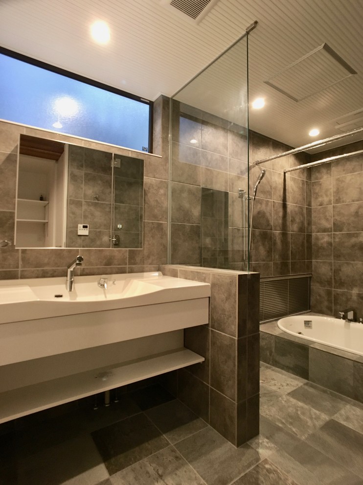 東京23区にあるコンテンポラリースタイルのおしゃれなトイレ・洗面所 (オープンシェルフ、白いキャビネット、グレーの壁、一体型シンク、グレーの床) の写真