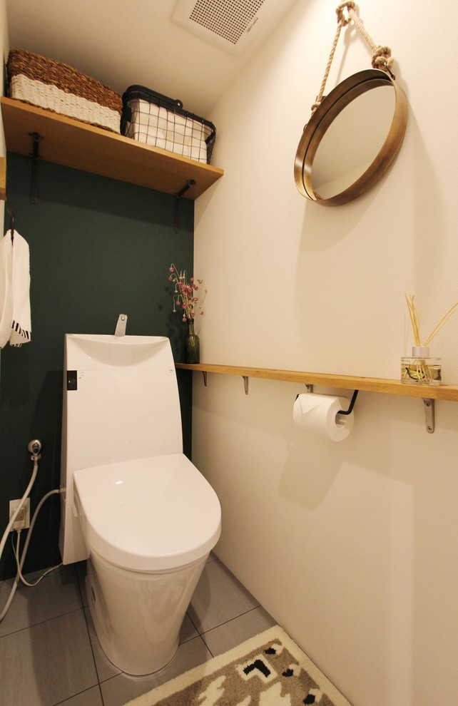 東京23区にあるインダストリアルスタイルのおしゃれなトイレ・洗面所の写真