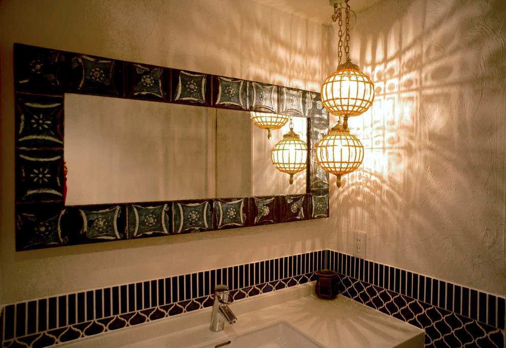 名古屋にある地中海スタイルのおしゃれなトイレ・洗面所の写真
