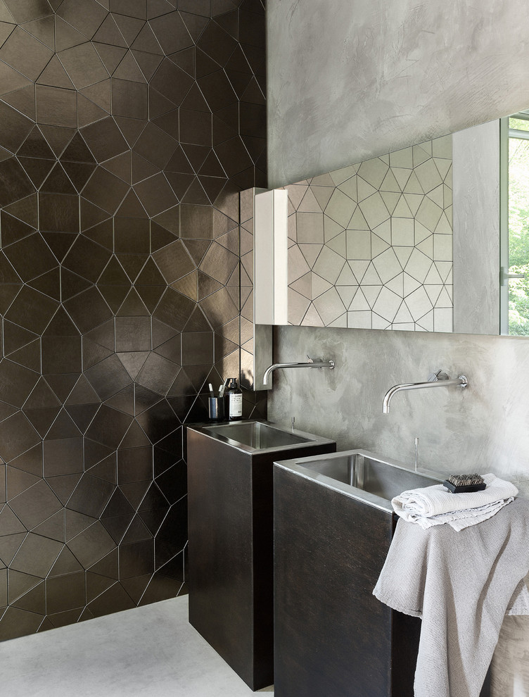 Свежая идея для дизайна: туалет в стиле модернизм с черными стенами, монолитной раковиной и серым полом - отличное фото интерьера
