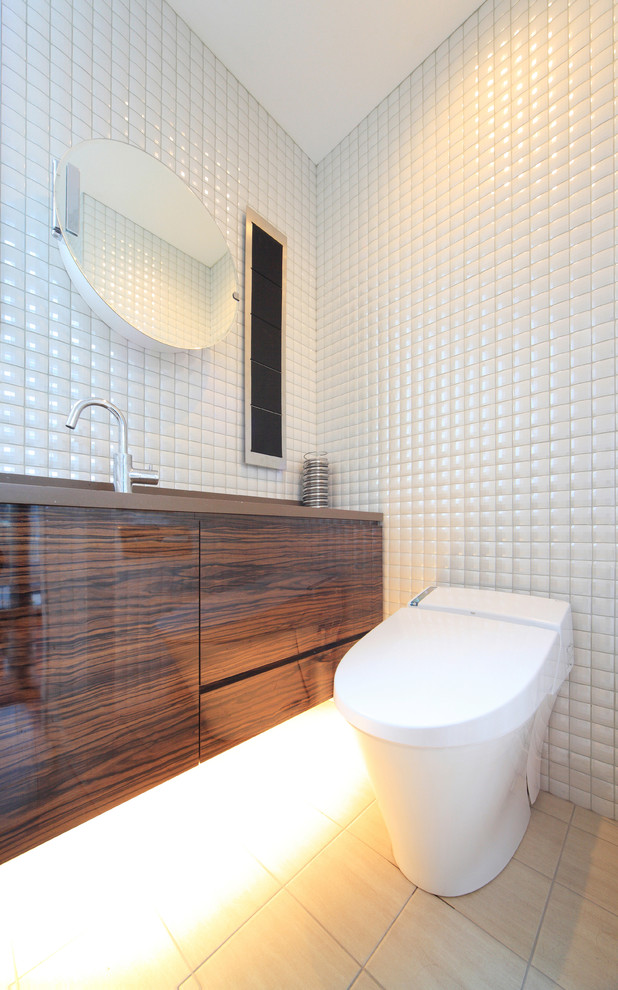 Ispirazione per un bagno di servizio minimal con ante lisce, ante in legno bruno, piastrelle bianche, pareti bianche e pavimento beige