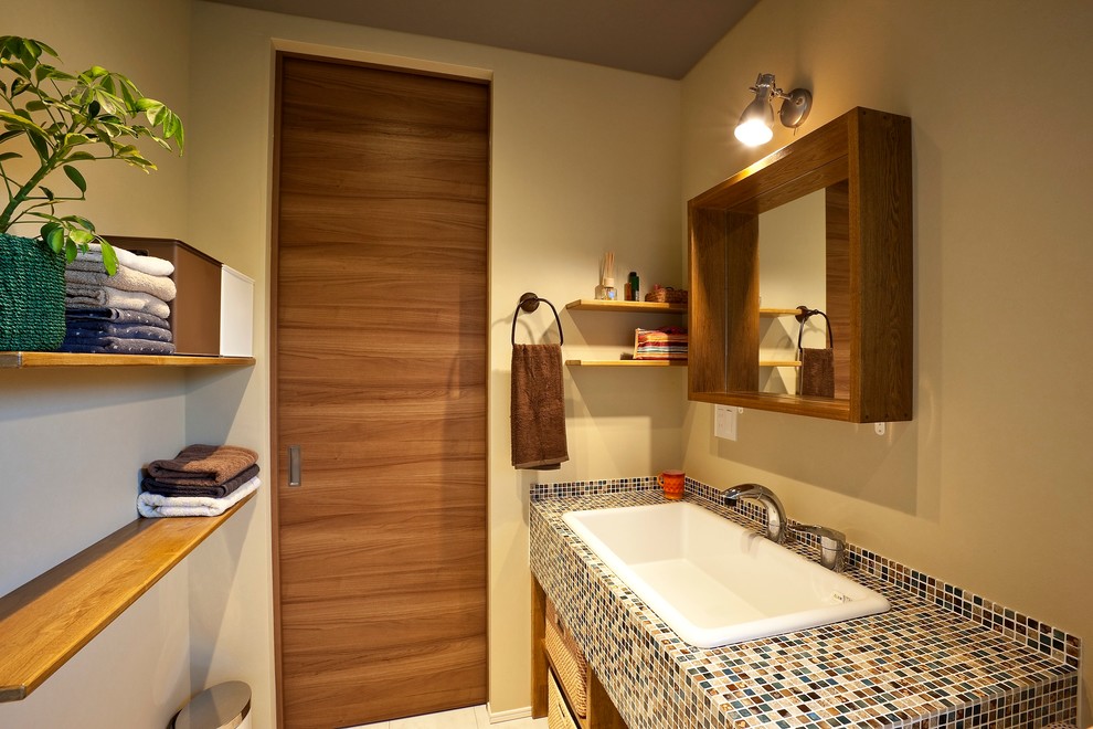 Imagen de aseo contemporáneo con armarios abiertos, puertas de armario de madera oscura, paredes marrones, lavabo encastrado, encimera de azulejos y suelo blanco