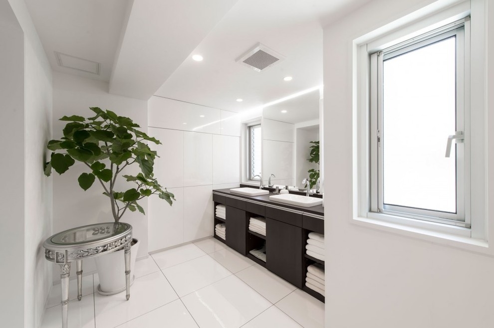 Esempio di un bagno di servizio moderno con ante lisce, ante in legno bruno, piastrelle bianche, piastrelle di marmo, pareti bianche, pavimento in marmo, lavabo a bacinella e pavimento bianco