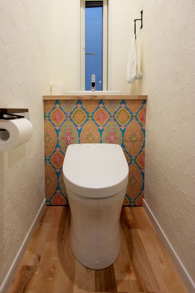 На фото: большой туалет в стиле кантри с плоскими фасадами, раздельным унитазом, белыми стенами и светлым паркетным полом с