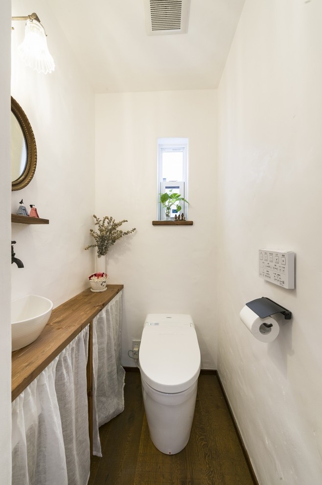 福岡にあるカントリー風のおしゃれなトイレ・洗面所 (オープンシェルフ、白い壁、無垢フローリング、ベッセル式洗面器、木製洗面台、茶色い床、ブラウンの洗面カウンター) の写真