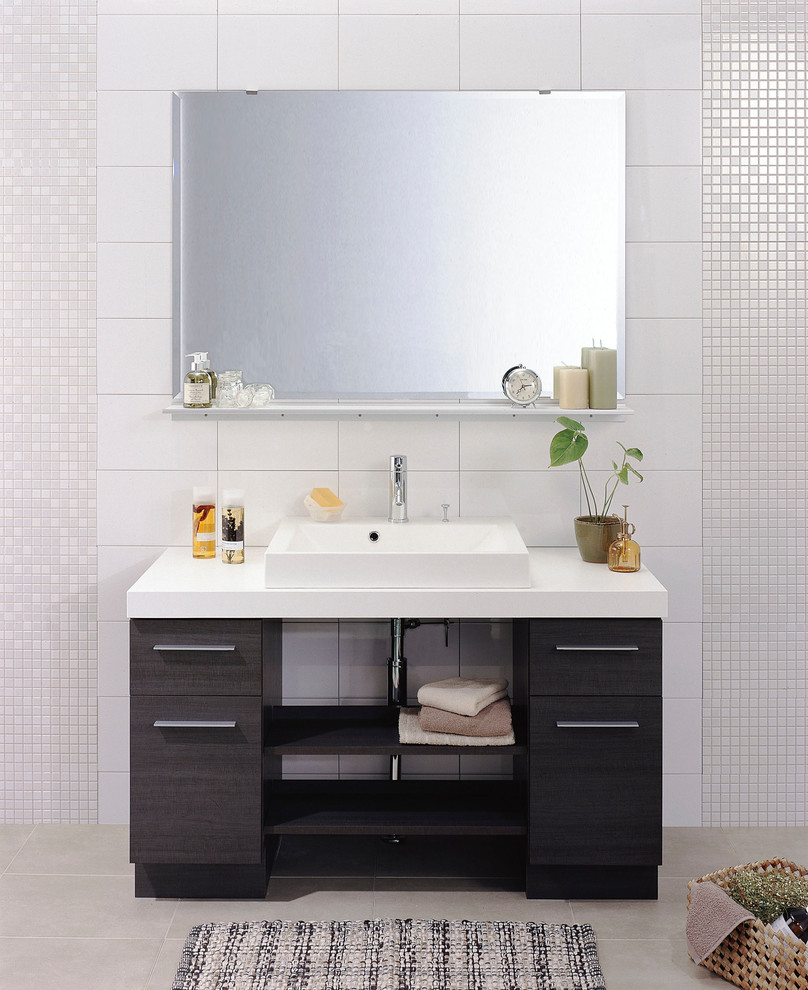 Idee per un bagno di servizio minimalista con ante lisce, ante grigie, piastrelle bianche, pareti bianche, lavabo a bacinella e pavimento beige