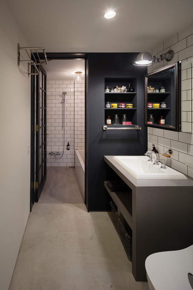 Идея дизайна: туалет в стиле лофт с открытыми фасадами, серыми фасадами, белыми стенами, бетонным полом, накладной раковиной, столешницей из бетона и серым полом