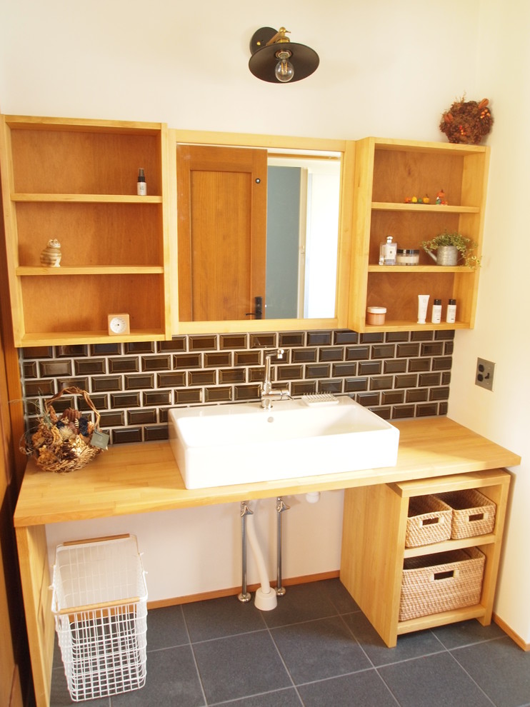 他の地域にある小さな北欧スタイルのおしゃれなトイレ・洗面所 (オープンシェルフ、淡色木目調キャビネット、茶色いタイル、磁器タイル、ベージュのカウンター) の写真