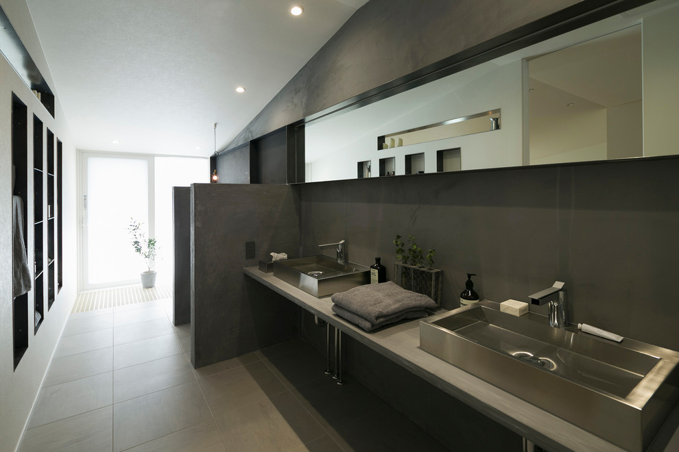 Idéer för att renovera ett litet eklektiskt grå grått toalett, med grå väggar, ett fristående handfat, bänkskiva i betong, grått golv, öppna hyllor och grå kakel