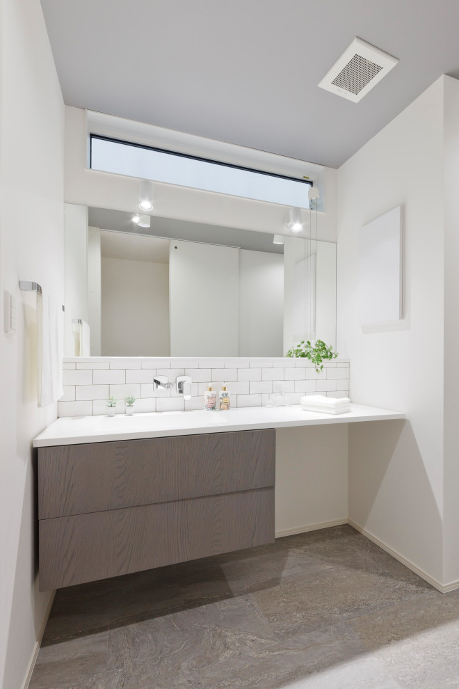 Esempio di un bagno di servizio con ante grigie, piastrelle bianche, pareti bianche, pavimento grigio, top bianco, soffitto in carta da parati e carta da parati