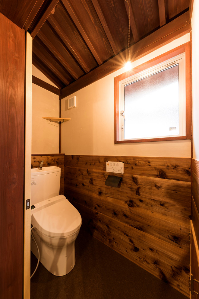 他の地域にある和風のおしゃれなトイレ・洗面所 (白い壁、クッションフロア) の写真