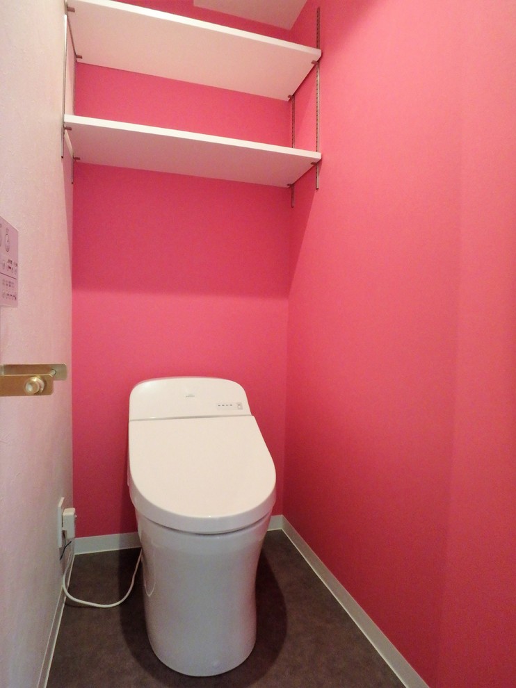 東京23区にあるお手頃価格の中くらいなおしゃれなトイレ・洗面所 (ピンクのタイル、モザイクタイル、白い壁、セラミックタイルの床、茶色い床) の写真