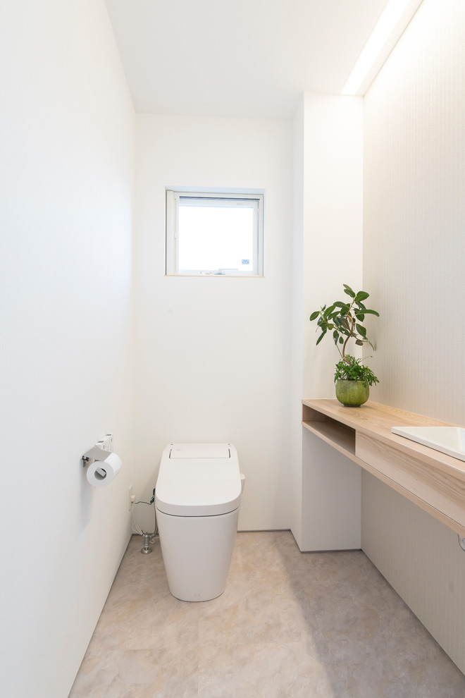 Aménagement d'un WC et toilettes moderne de taille moyenne avec un placard sans porte, des portes de placard blanches, un mur blanc, un lavabo encastré, un plan de toilette en surface solide, un sol gris, meuble-lavabo encastré, un plafond en papier peint et du papier peint.