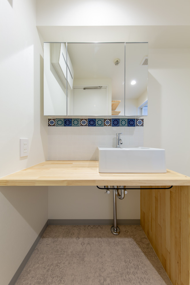 Idéer för mellanstora shabby chic-inspirerade beige toaletter, med skåp i slitet trä, flerfärgad kakel, vita väggar, mellanmörkt trägolv, ett fristående handfat och flerfärgat golv
