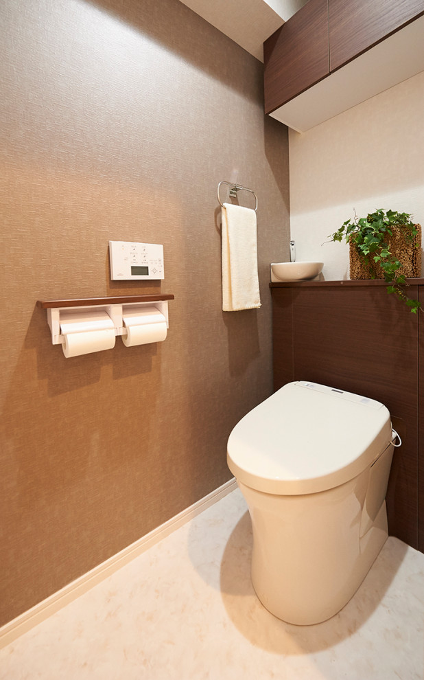 Ejemplo de aseo minimalista de tamaño medio con sanitario de una pieza, paredes marrones, suelo vinílico, suelo blanco, papel pintado y papel pintado