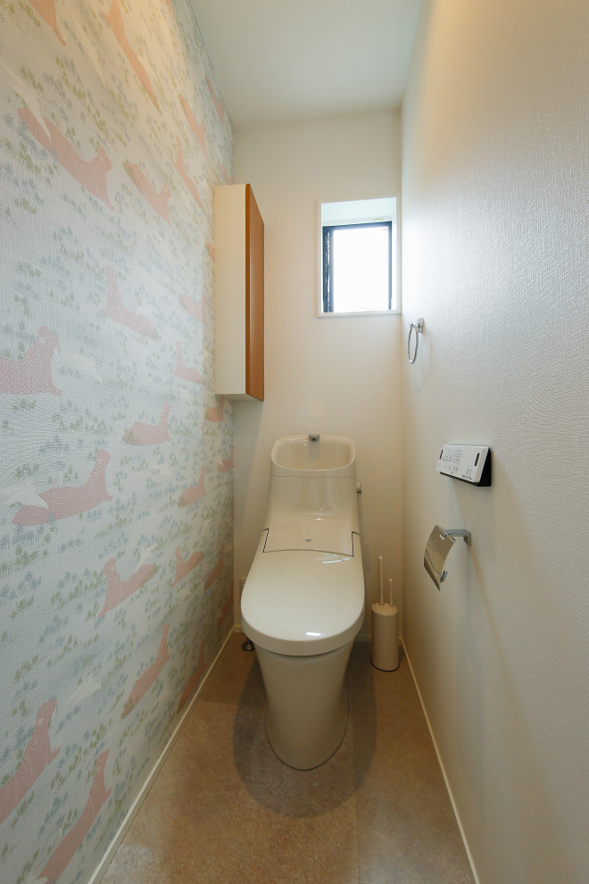 На фото: туалет среднего размера в средиземноморском стиле с унитазом-моноблоком, белыми стенами, полом из керамической плитки, накладной раковиной, бежевым полом, потолком с обоями и обоями на стенах с