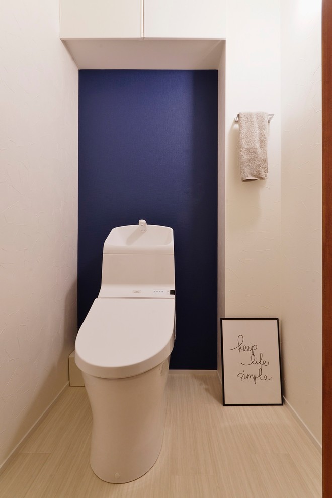 Ispirazione per un bagno di servizio moderno con pareti bianche e pavimento beige