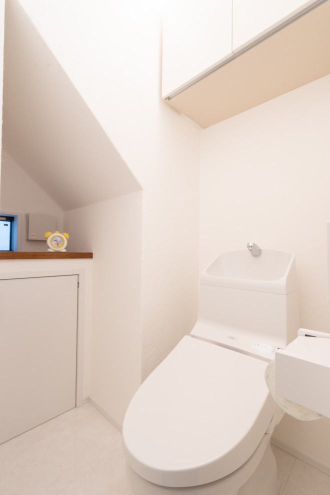 Idee per un bagno di servizio country con WC monopezzo, pavimento bianco, soffitto in carta da parati e carta da parati