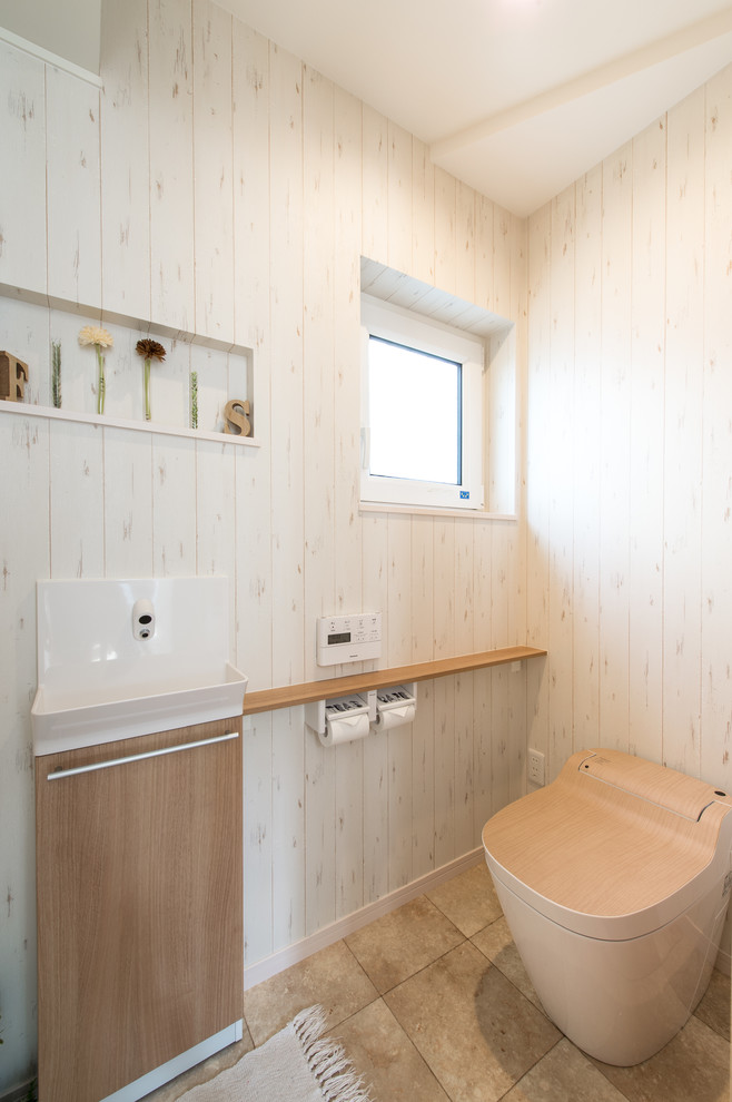 Skandinavische Gästetoilette mit beiger Wandfarbe, Sockelwaschbecken und beigem Boden in Fukuoka