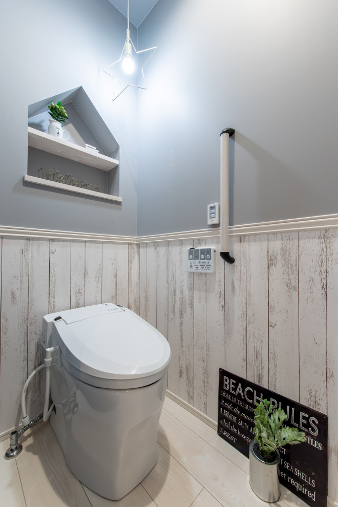 Стильный дизайн: туалет среднего размера с открытыми фасадами, зеленой плиткой, настольной раковиной, белой столешницей, встроенной тумбой, потолком с обоями и обоями на стенах - последний тренд