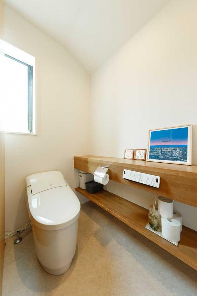 Пример оригинального дизайна: туалет в скандинавском стиле с открытыми фасадами, коричневыми фасадами, зелеными стенами, паркетным полом среднего тона и коричневым полом