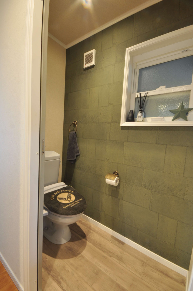 他の地域にあるおしゃれなトイレ・洗面所 (緑のタイル) の写真