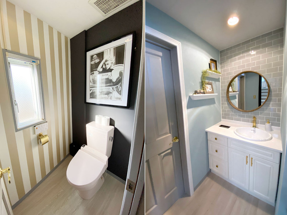 Réalisation d'un petit WC et toilettes style shabby chic avec un placard à porte affleurante, des portes de placard blanches, des carreaux de porcelaine, un mur bleu, un sol beige, un plan de toilette blanc, meuble-lavabo sur pied et un carrelage gris.