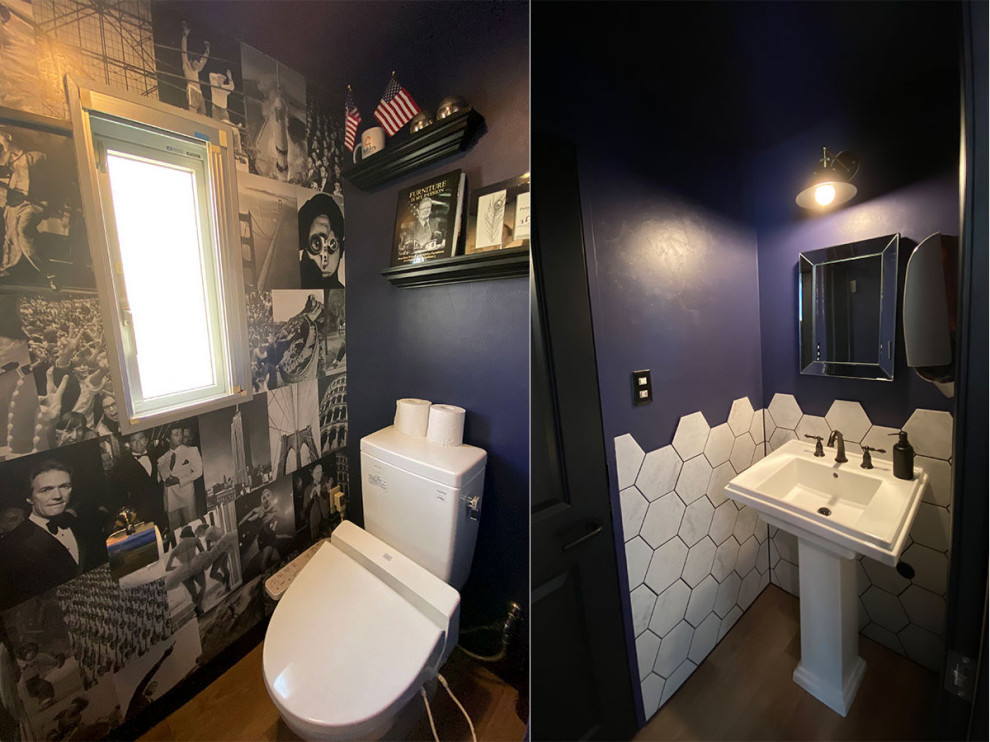 Cette photo montre un petit WC et toilettes tendance avec des portes de placard blanches, un urinoir, un carrelage blanc, des carreaux de porcelaine, un mur bleu, un plan vasque et meuble-lavabo sur pied.