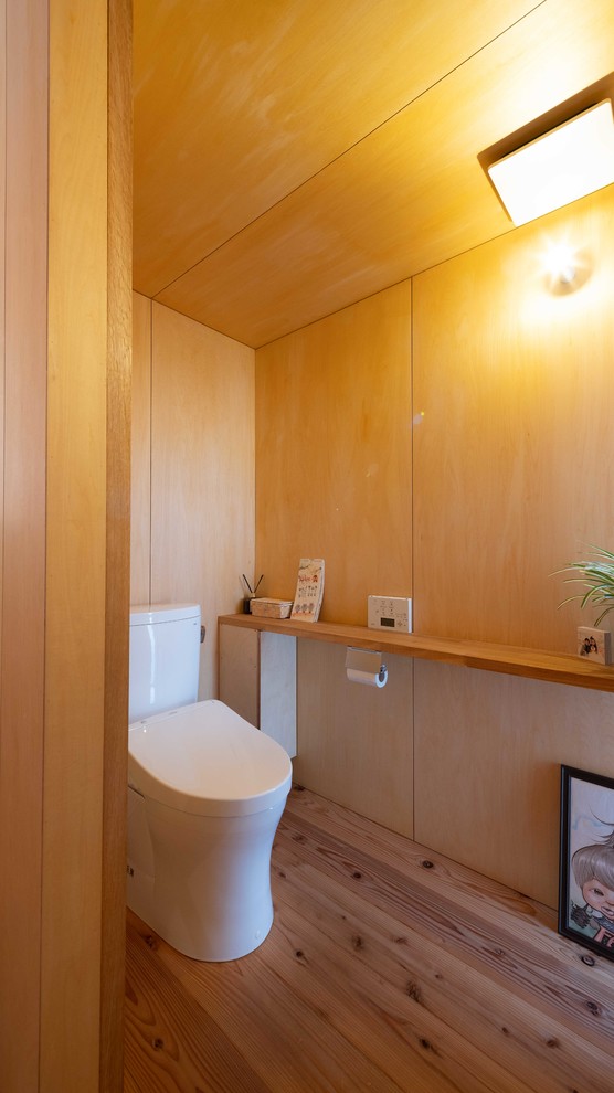 他の地域にある和風のおしゃれなトイレ・洗面所 (茶色い壁、無垢フローリング、茶色い床) の写真