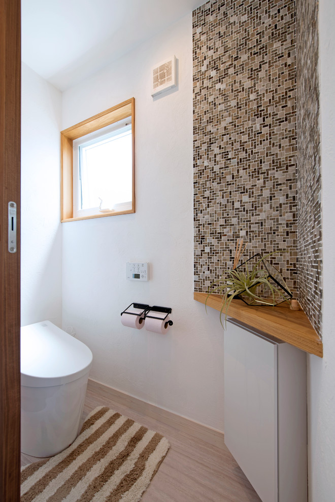 Immagine di un bagno di servizio moderno con ante lisce, ante bianche, pareti bianche, pavimento in legno verniciato e pavimento beige