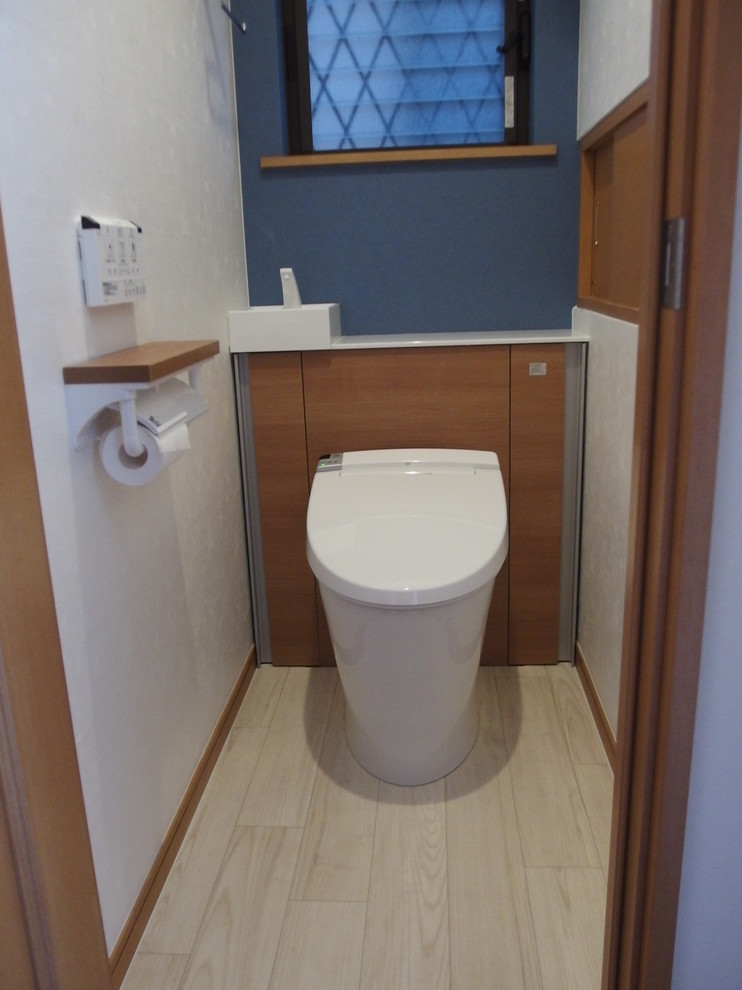 Свежая идея для дизайна: туалет в стиле рустика - отличное фото интерьера