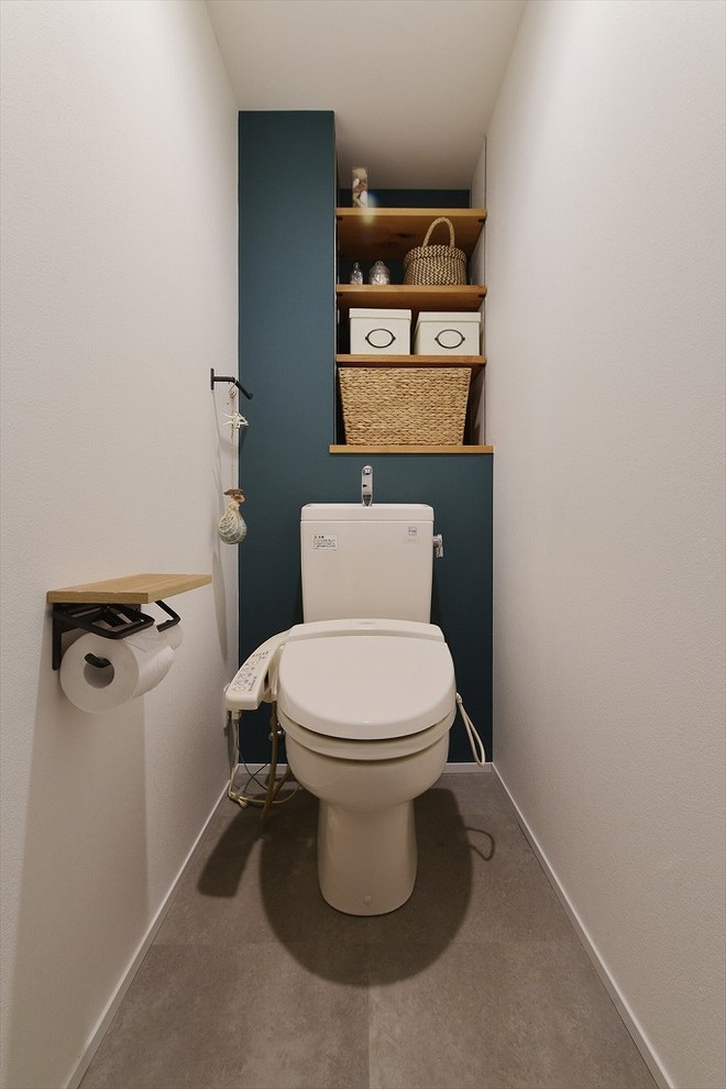 おしゃれなトイレ・洗面所 (オープンシェルフ、マルチカラーの壁、コンクリートの床、グレーの床) の写真