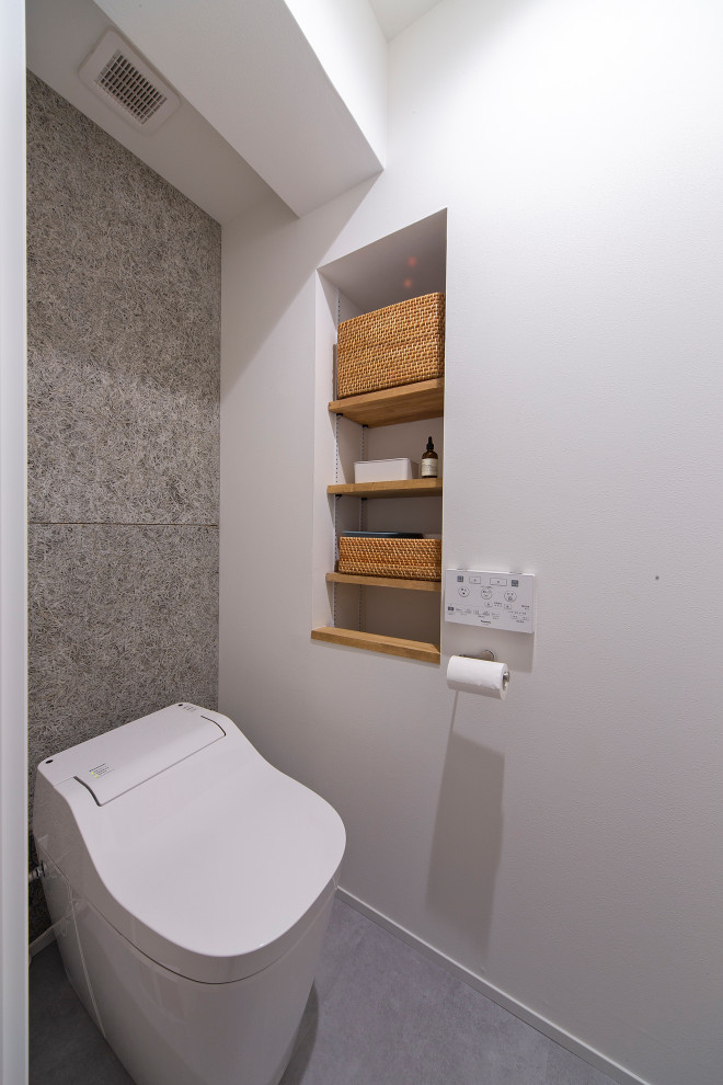 Idéer för att renovera ett litet funkis grå grått toalett, med öppna hyllor, grå skåp, en toalettstol med hel cisternkåpa, vita väggar, mellanmörkt trägolv och ett integrerad handfat