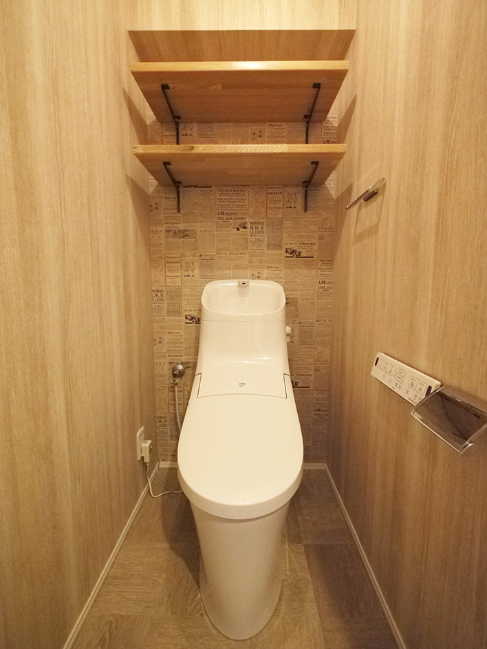 Foto di un bagno di servizio industriale con WC monopezzo, pareti beige, pavimento con piastrelle in ceramica e pavimento beige