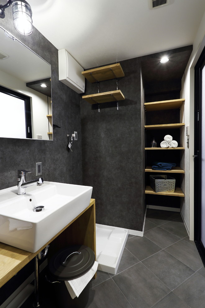 Foto di un bagno di servizio di medie dimensioni con pareti nere e lavabo a bacinella